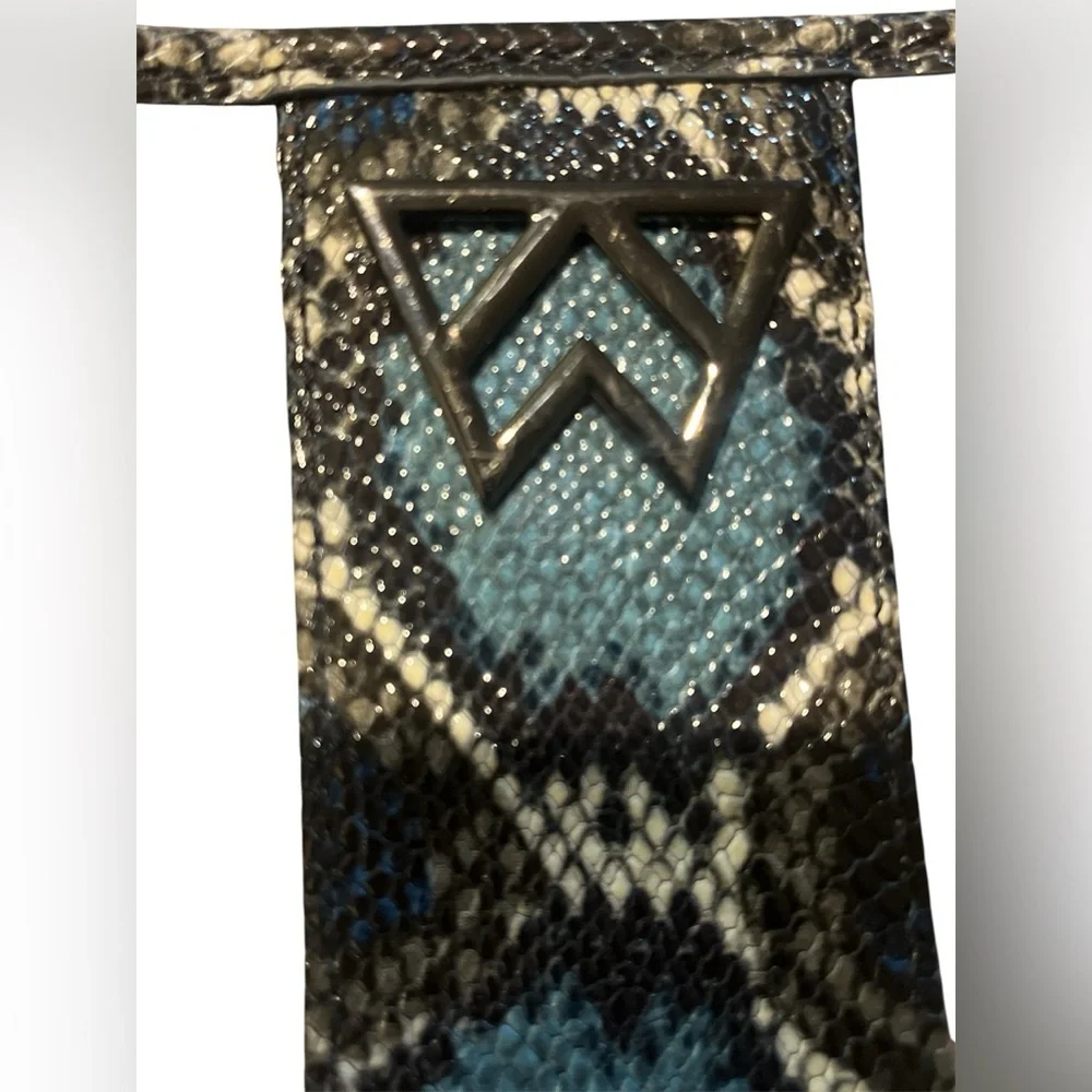 Kelly Wynne Elegant Blue and Black Crossbody Bag